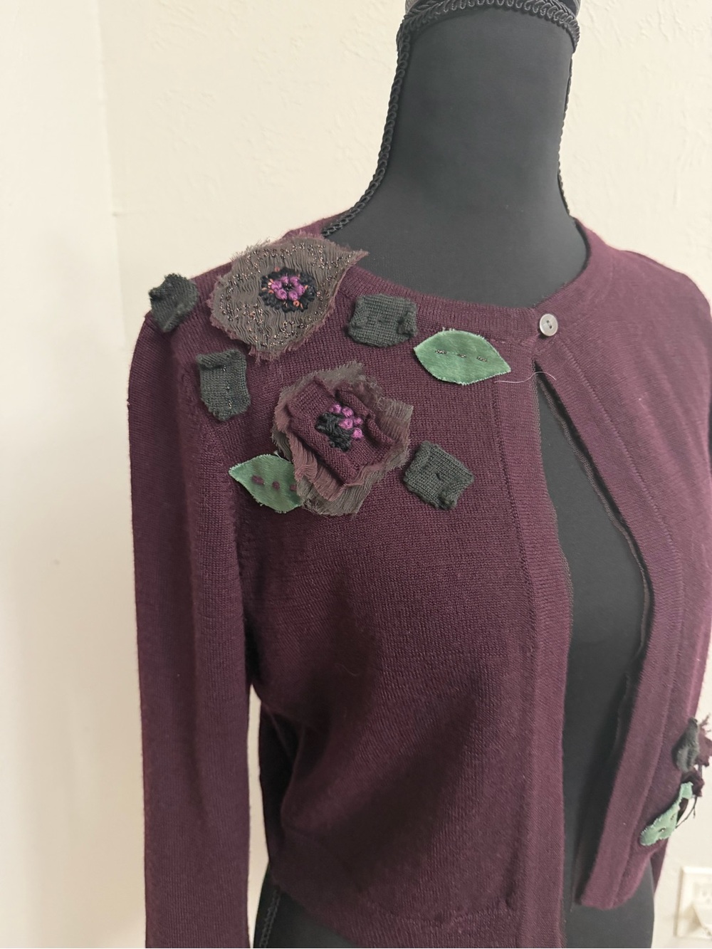 Embellished Plum Cropped Cardigan with Leaf Appliqués 100% merino wool - Picture 3 of 11